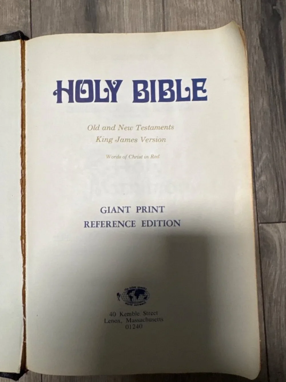 Holy Bible Giant Print King James Version World Outreach Edition Black Leatheret